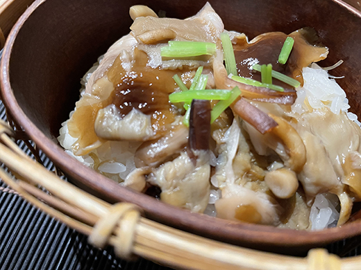 天然キノコの炊き込みが始まりました。