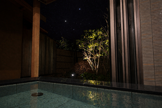 夜七時、ひさかたの湯は満天の星空